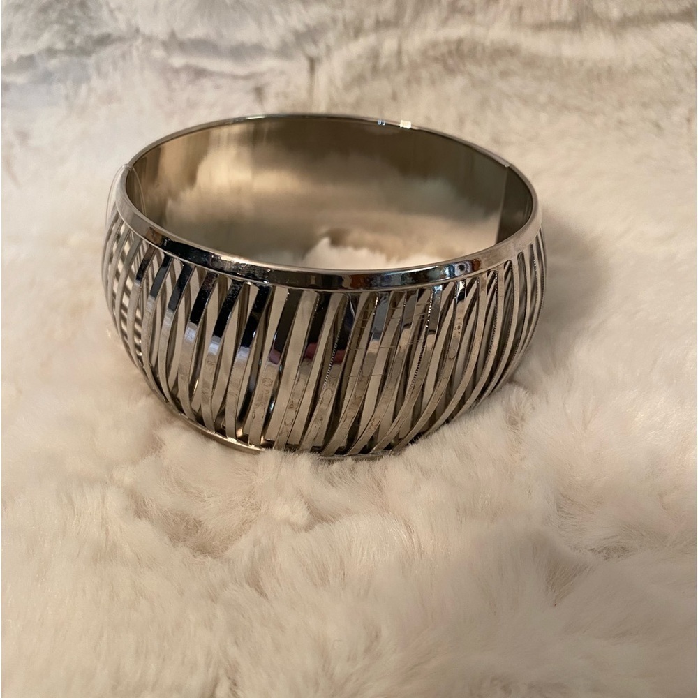 Silvertone Bracelet Bangle Cuff. New Feminine Silver Comfortable on Wrist